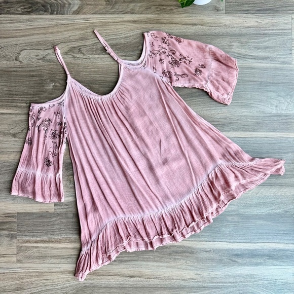 Gimmicks by BKE Bohemian floral Print Cold Shoulder Blush Pink Top – Size S - Picture 13 of 13